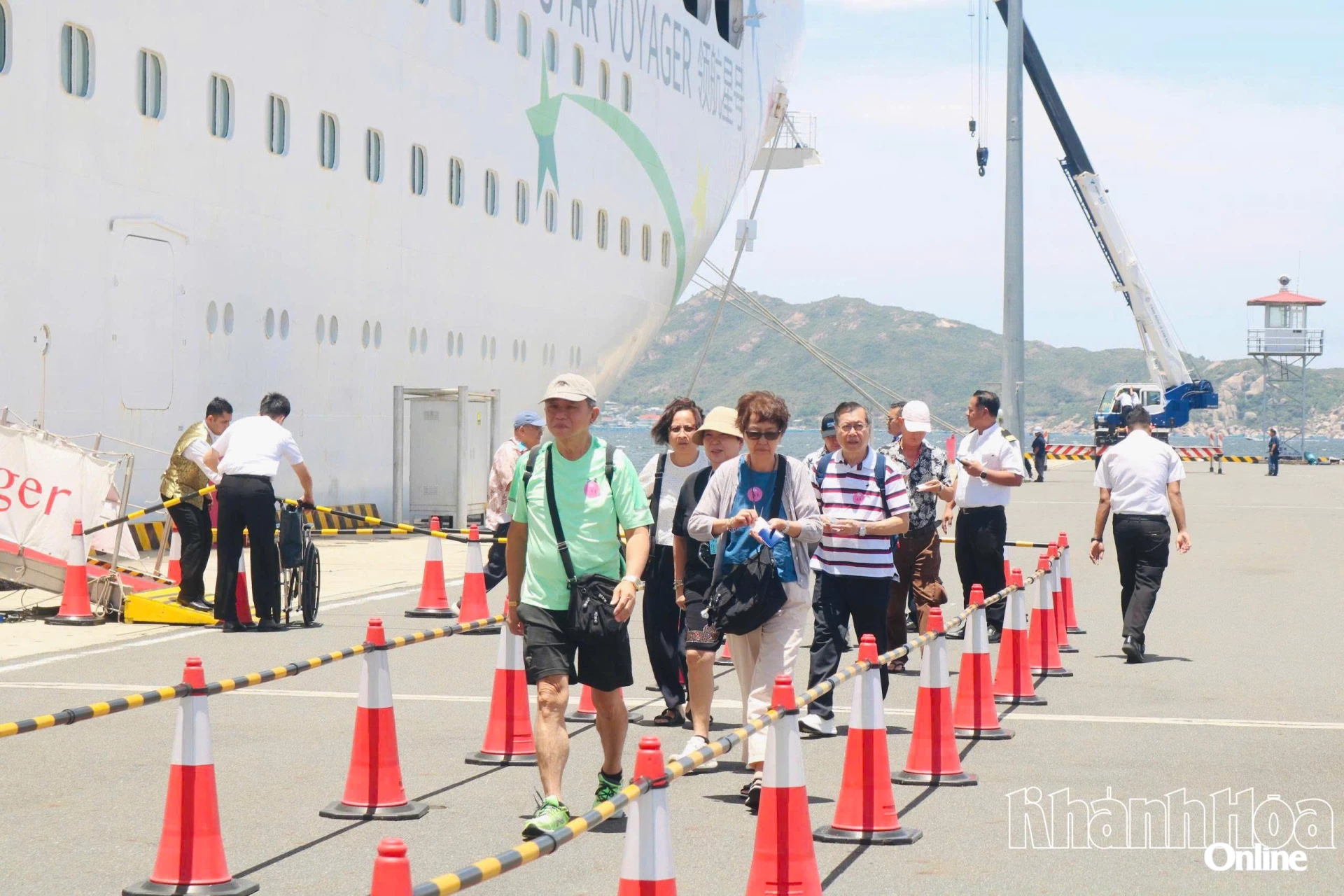 Die Touristen gehen vom Boot, um ihre Besichtigungstour durch Khanh Hoa zu beginnen.