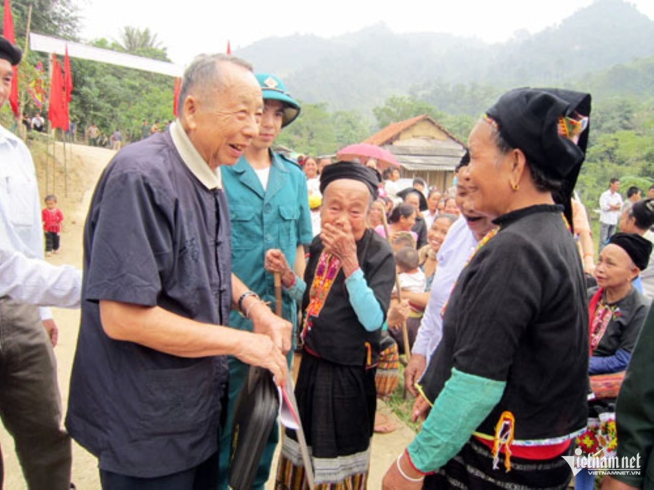 w-vu-chong-pao-ngon-lua-sang-mai-noi-reo-cao-xu-nghe-ve-tu-tuong-dan-van-lay-dan-lam-goc-theo-loi-day-cua-bac-ho-442.jpg