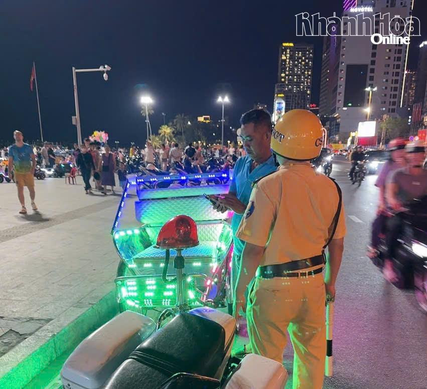 Dopravní policie kontroluje a penalizuje řidiče elektrických cyklostezek za porušení pravidel na ulici Tran Phu (městská část Nha Trang).