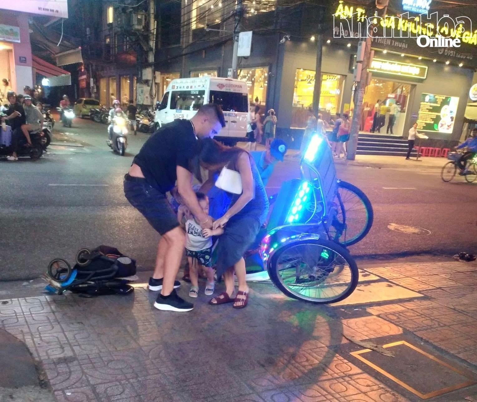Řidič cyklostezky převážející zahraniční turisty spadl z motorky při jízdě po ulici Nguyen Thien Thuat (městská část Nha Trang).