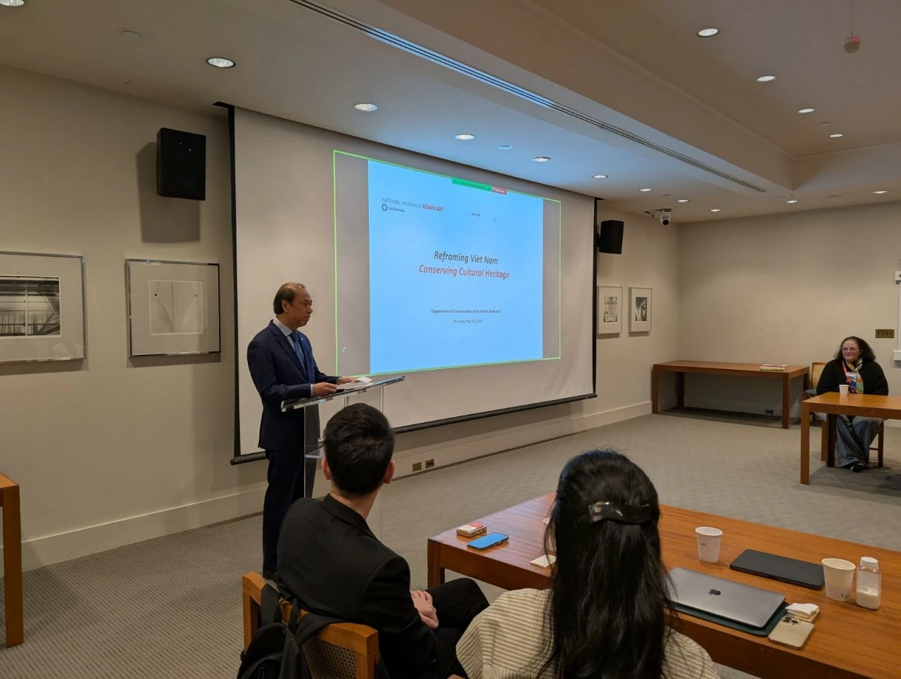 Botschafter Nguyen Quoc Dung nahm an einem Workshop zur Frderung der  vietnamesischen Kultur im Smithsonian Asian Art Museum teil.