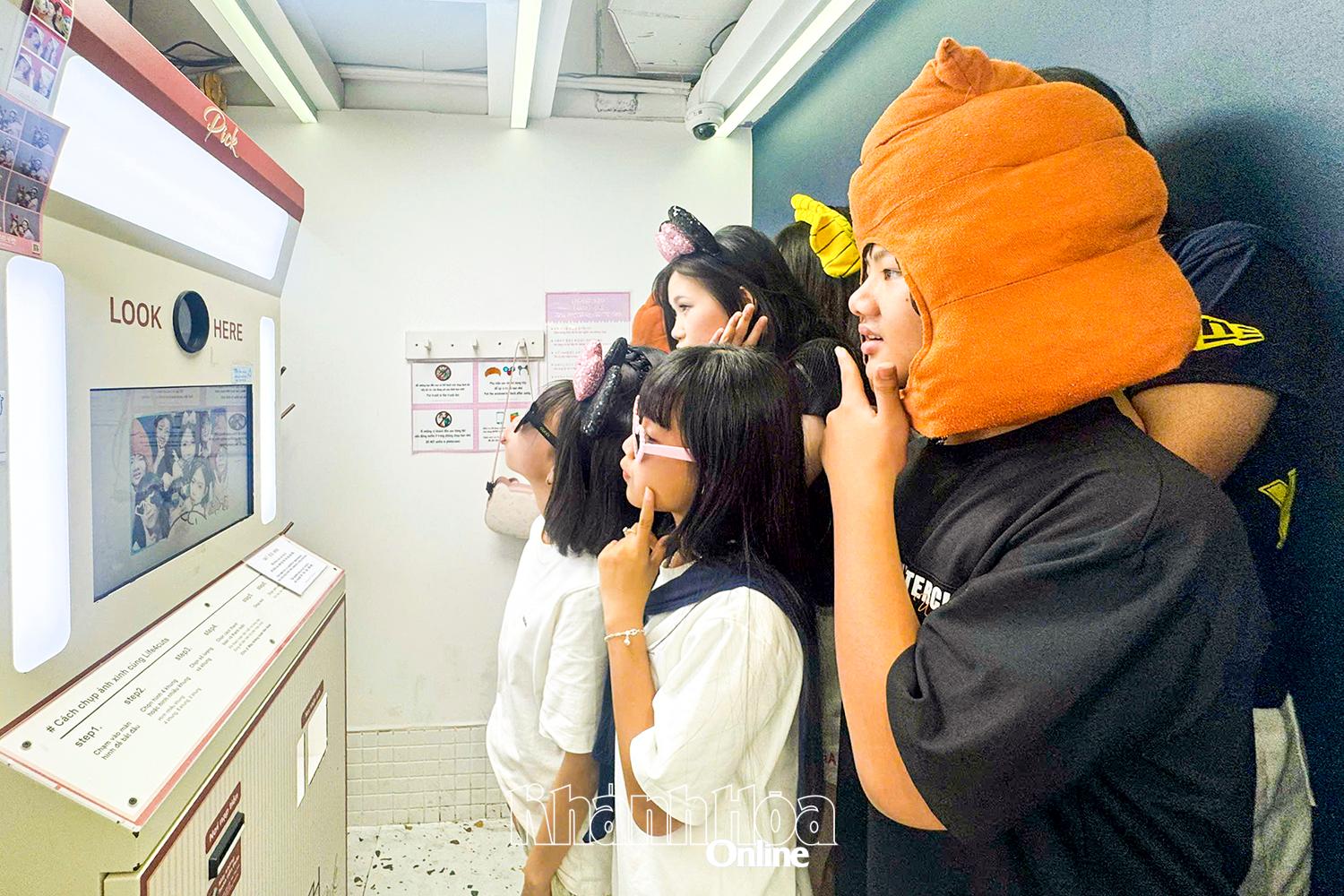 若者たちがフォトブースで記念写真を撮っている。