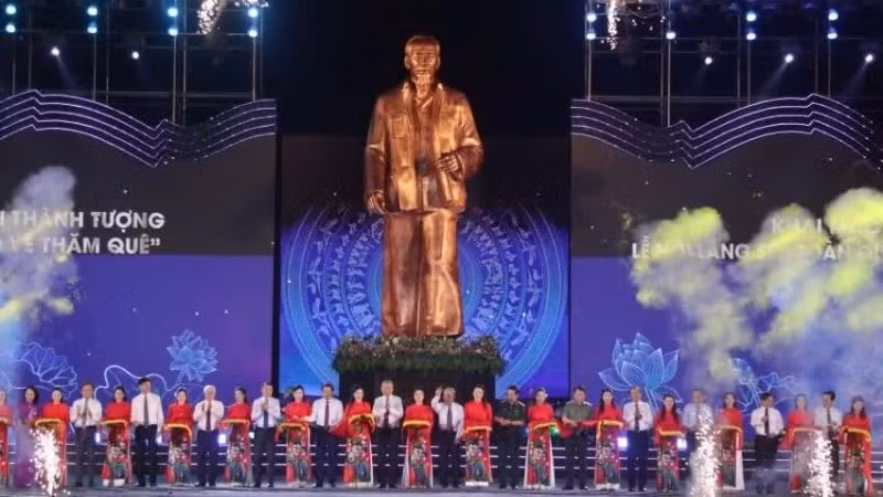 เทศกาลหมู่บ้านโลตัสเป็นงานทางการเมืองและวัฒนธรรมที่สำคัญ ซึ่งแสดงออกถึงความกตัญญูและความเคารพของประชาชนต่อประธานาธิบดีโฮจิมินห์