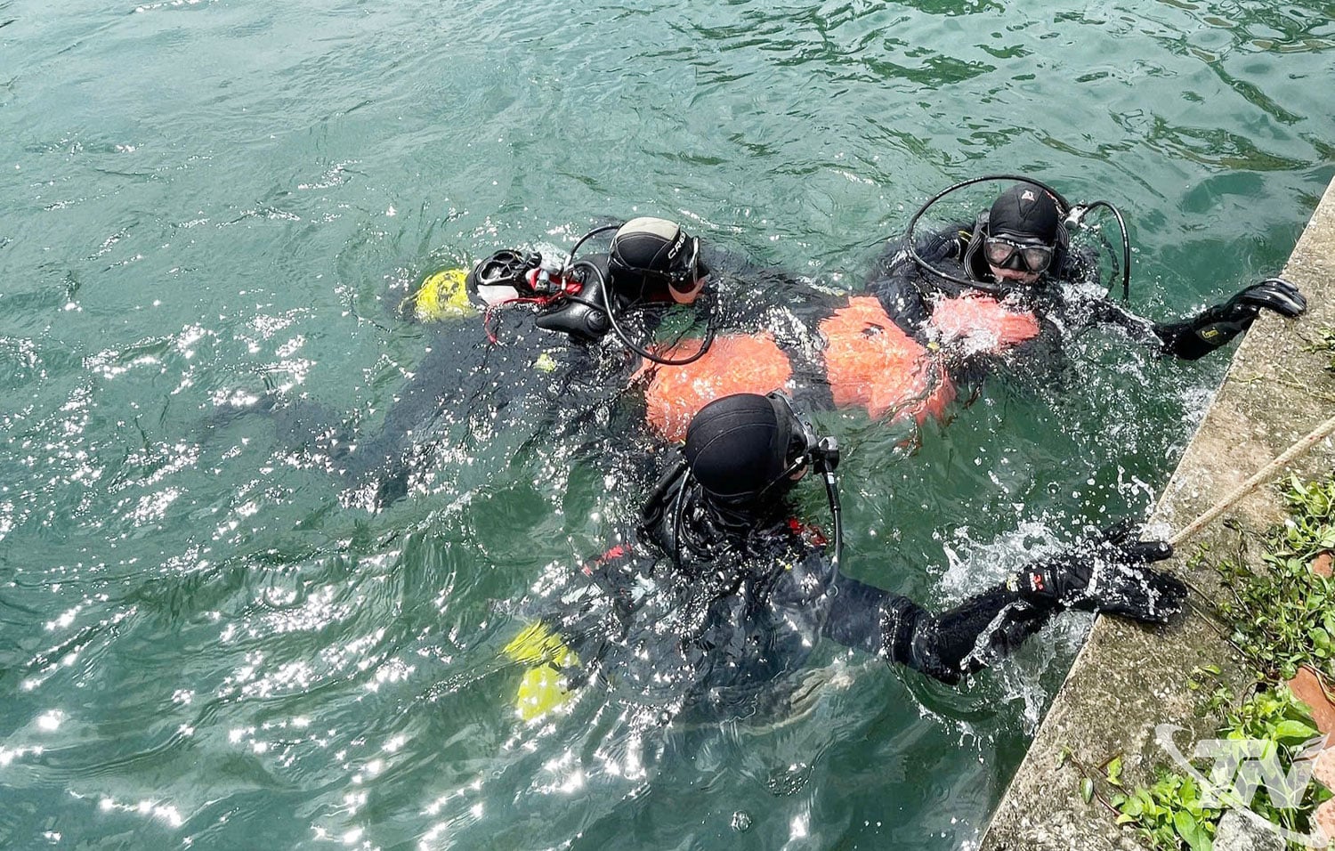 Offiziere und Soldaten der Feuerwehr- und Rettungspolizei üben das Annähern an, das Retten von Opfern und deren sicheres Bringen ans Ufer in komplexen Wasserumgebungen.