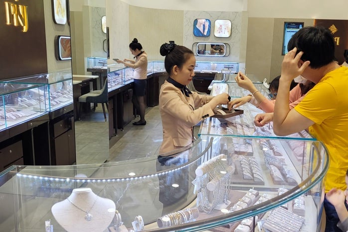 Giá vàng hôm nay 20-5: Đảo chiều sụt giảm mạnh - Ảnh 1.
