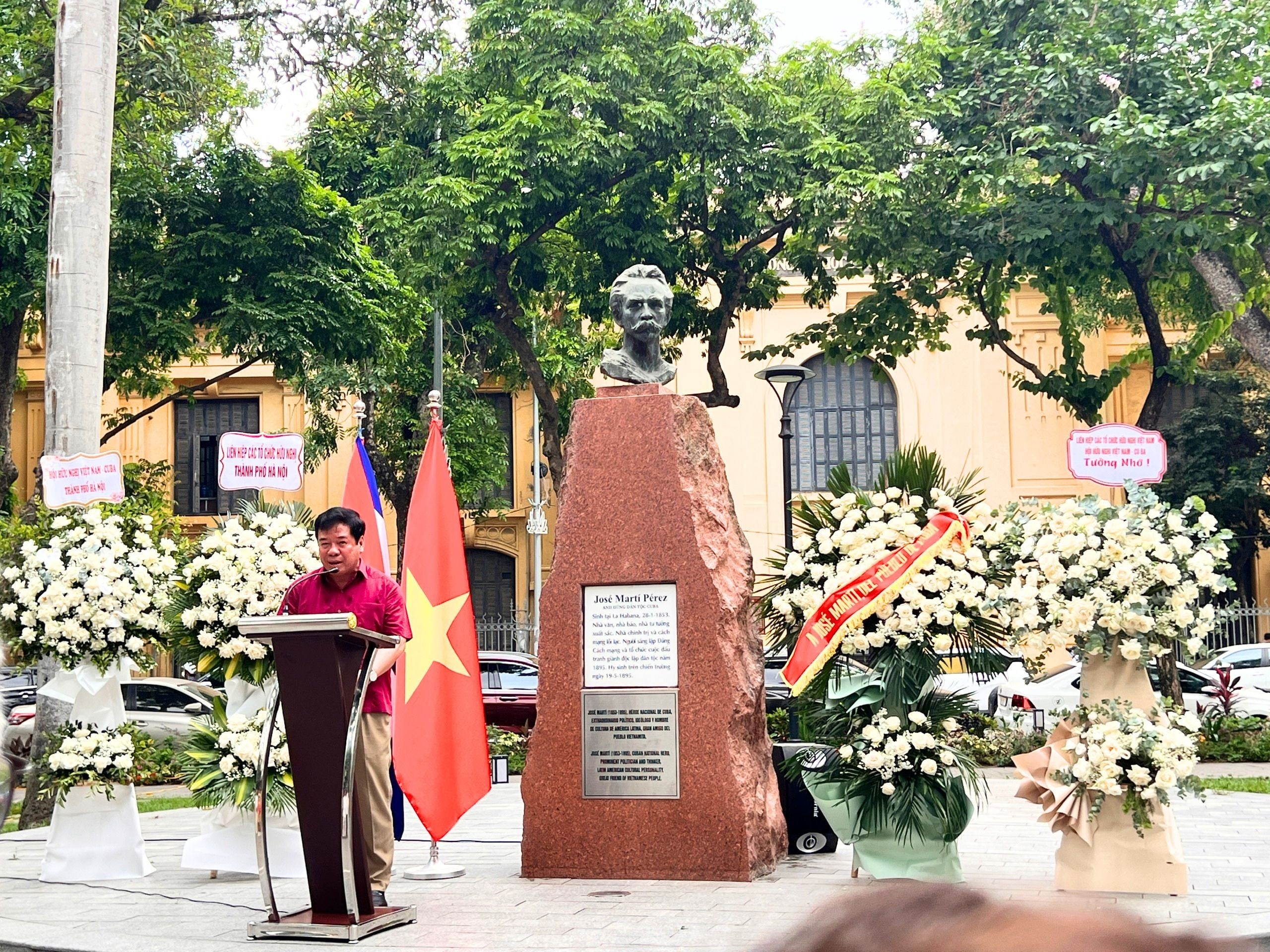 Phó Chủ tịch thường trực Hội hữu nghị Việt Nam - Cuba Nguyễn Viết Thảo phát biểu tại lễ tưởng niệm. (Ảnh: Hương Giang)