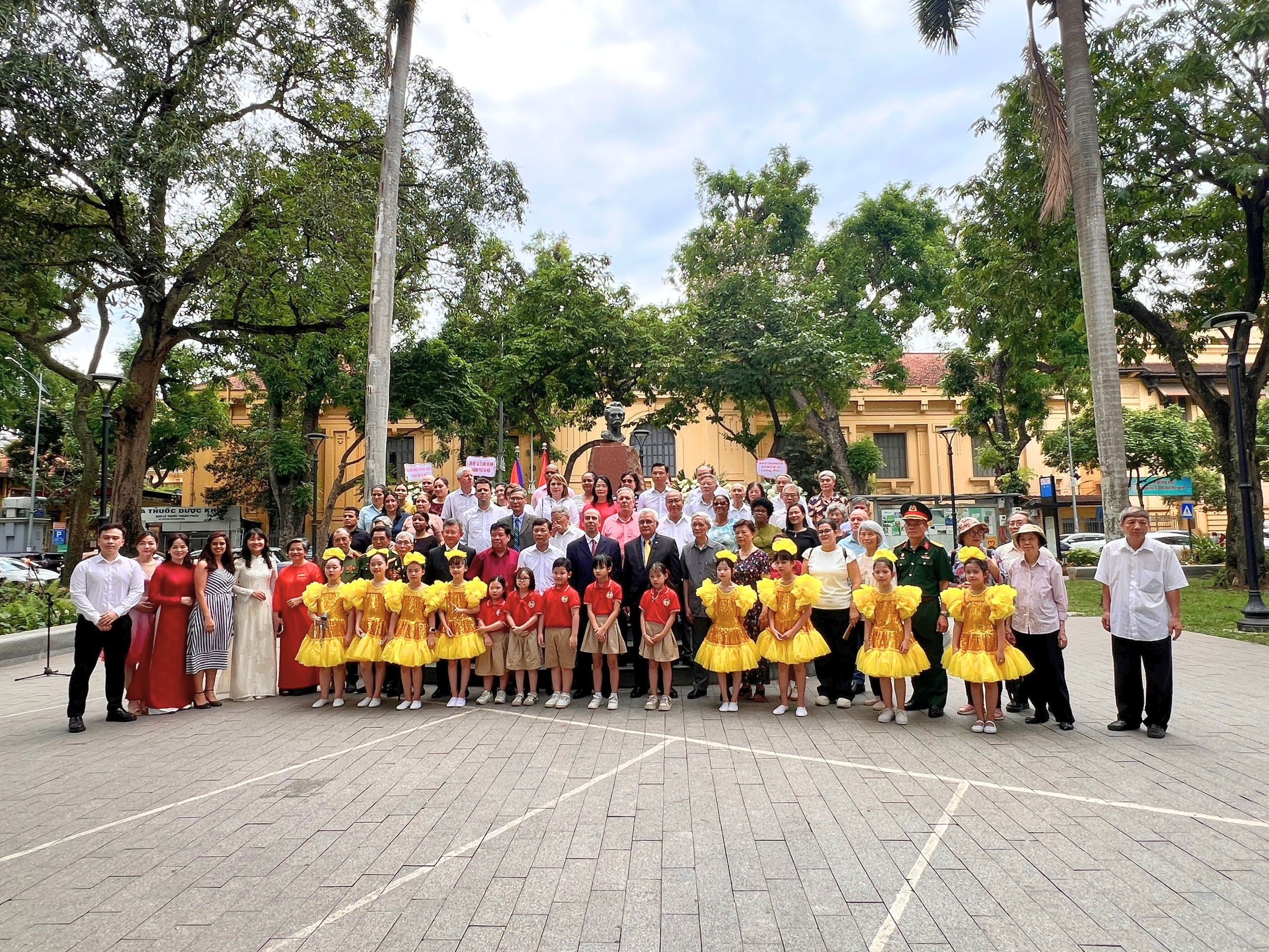 Các đại biểu chụp ảnh lưu niệm. (Ảnh: Hương Giang)