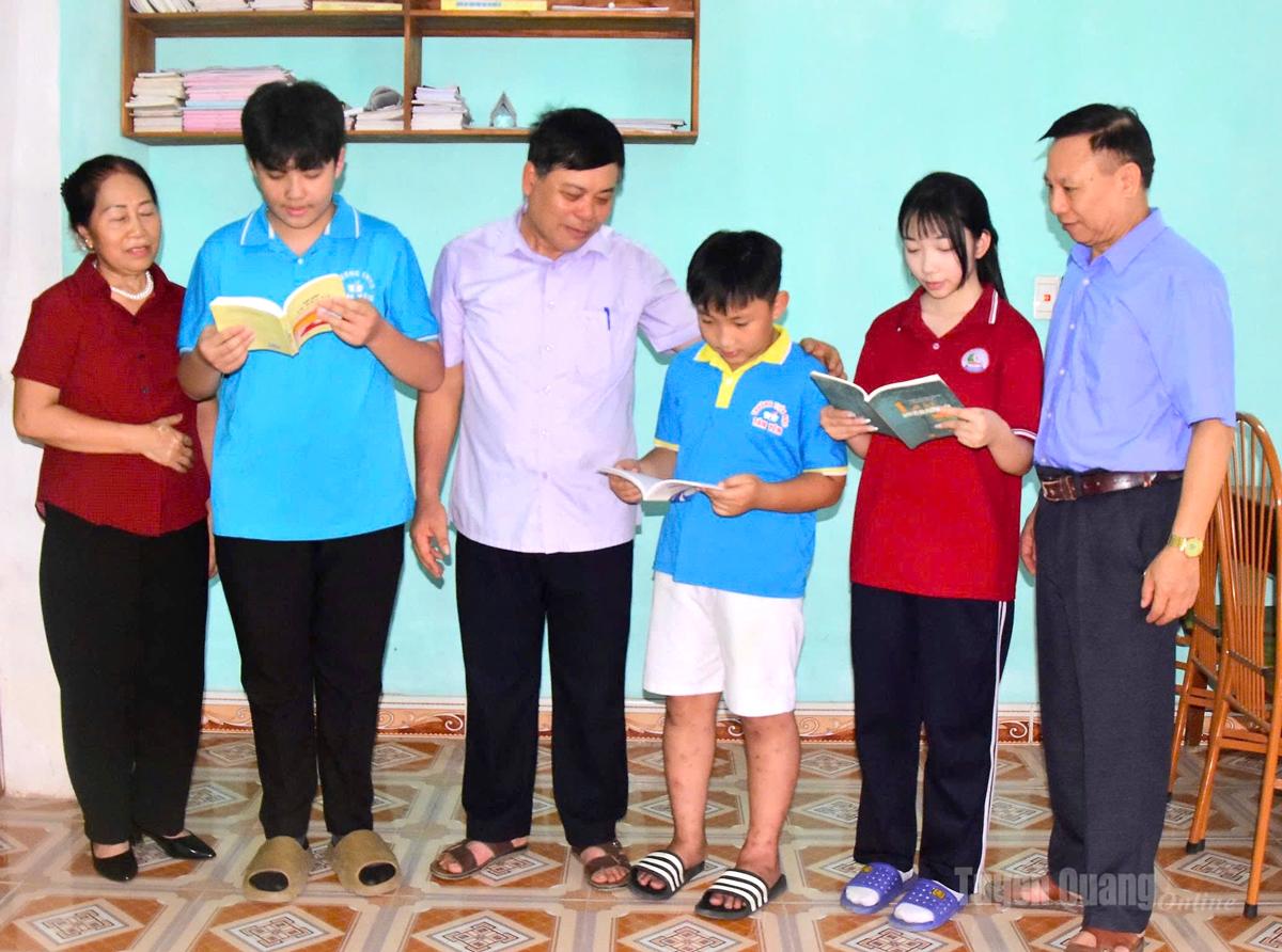 De inwoners van het dorp Tan Quang lezen boeken in de boekenkast van het cultureel centrum van het dorp, waarmee ze de leergierigheid binnen de gemeenschap verspreiden.