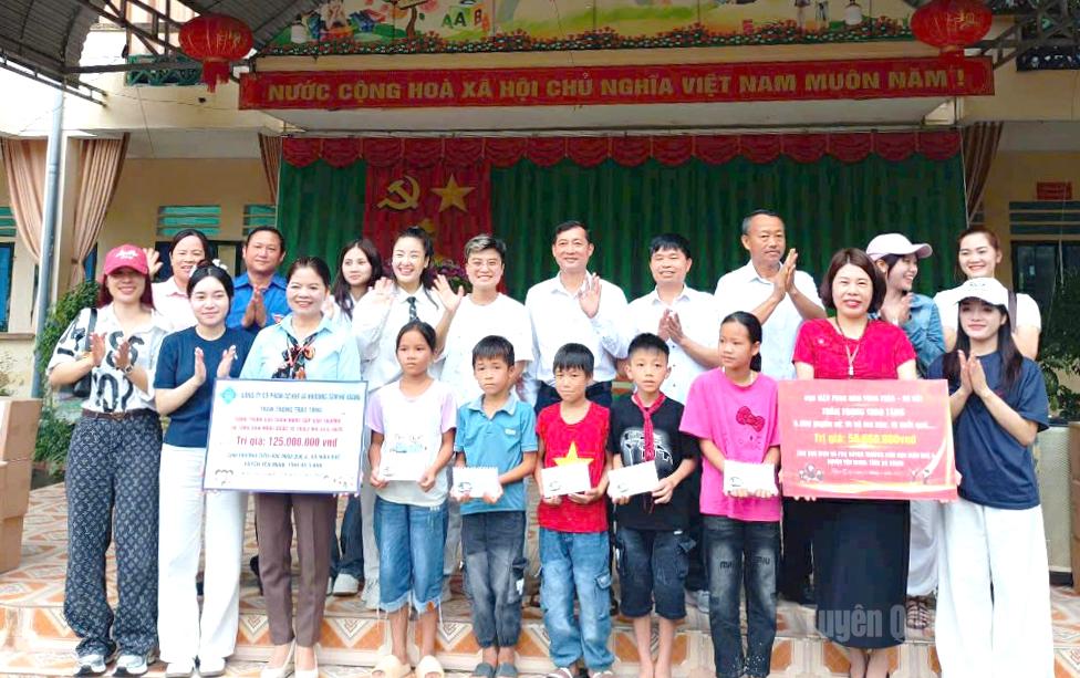 Vertegenwoordigers van Ha Giang Mechanical and Mineral Joint Stock Company hebben beurzen uitgereikt aan kansarme leerlingen en lesmateriaal gedoneerd aan de Mau Due A Semi-Boarding Ethnic Minority Primary School in de gemeente Mau Due.