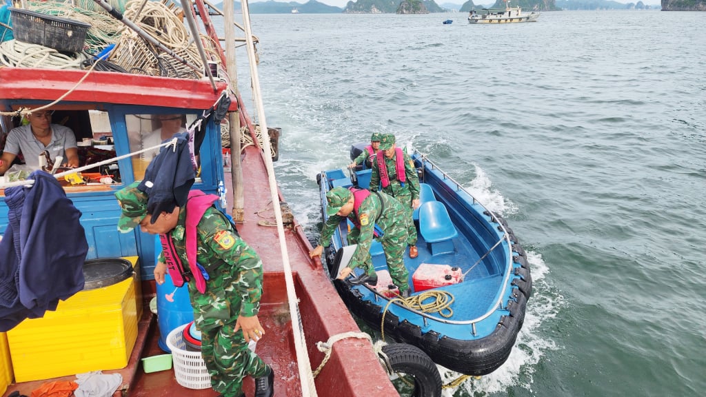 Cán bộ, chiến sĩ Hải đội Biên phòng 2 tiếp cận tàu cá của ngư dân trên biển để tuyên truyền các quy định của IUU.