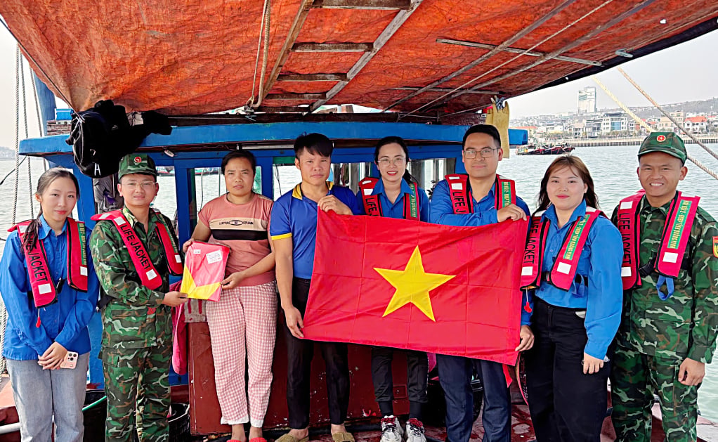 Cán bộ, chiến sĩ Hải đội Biên phòng 2 tuyên truyền pháp luật, tặng cờ Tổ quốc cho ngư dân. 