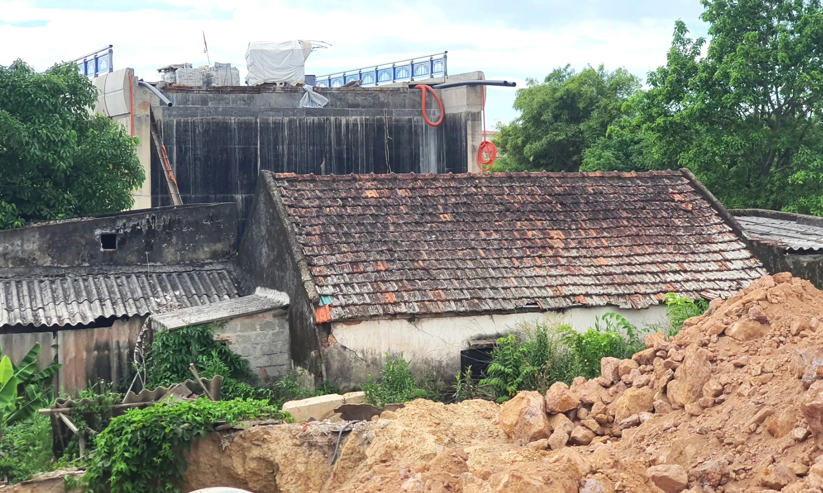 Phần đường dẫn vào cầu ở phía Tây đang vướng giải phóng mặt bằng - Ảnh: B.T