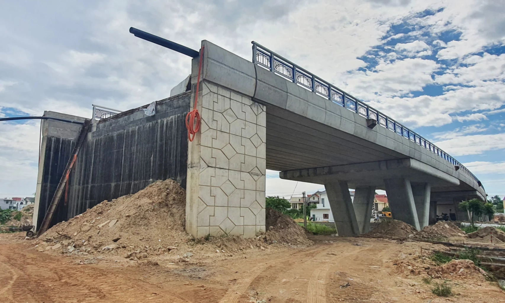 Đường dẫn vào cầu ở phía Tây đang vướng giải phóng mặt bằng nên chưa thể thi công được - Ảnh: B.T