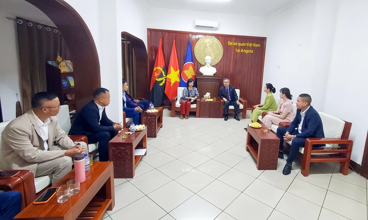 Comemorando o 136º aniversário do nascimento do Presidente Ho Chi Minh em Angola. Kỷ niệm lần thứ 136 Ngày sinh Chủ tịch Hồ Chí Minh tại Angola