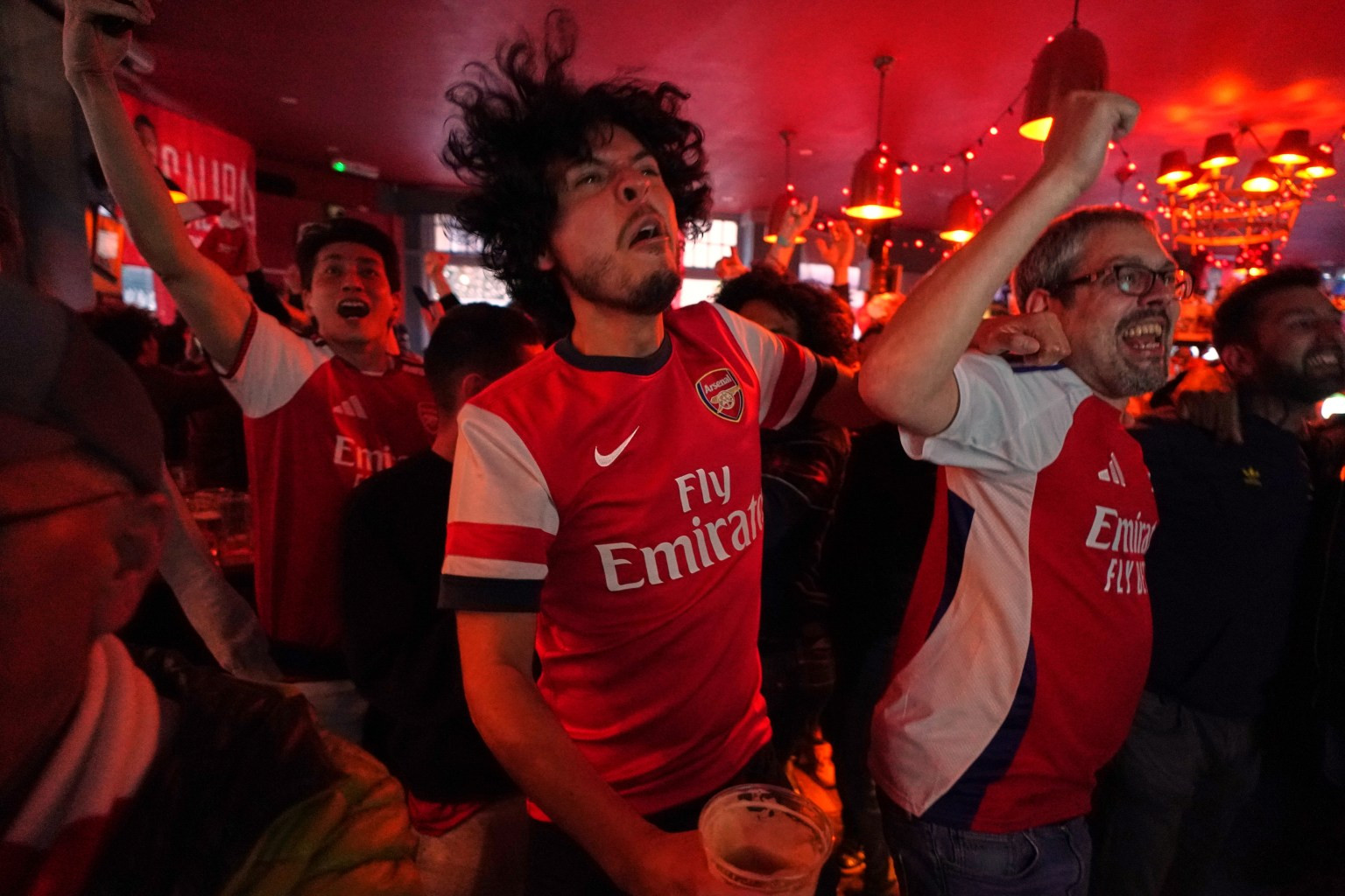 www_thesun_co_uk arsenal supporters celebrate watch premier 1082228029_9480df (1).jpg
