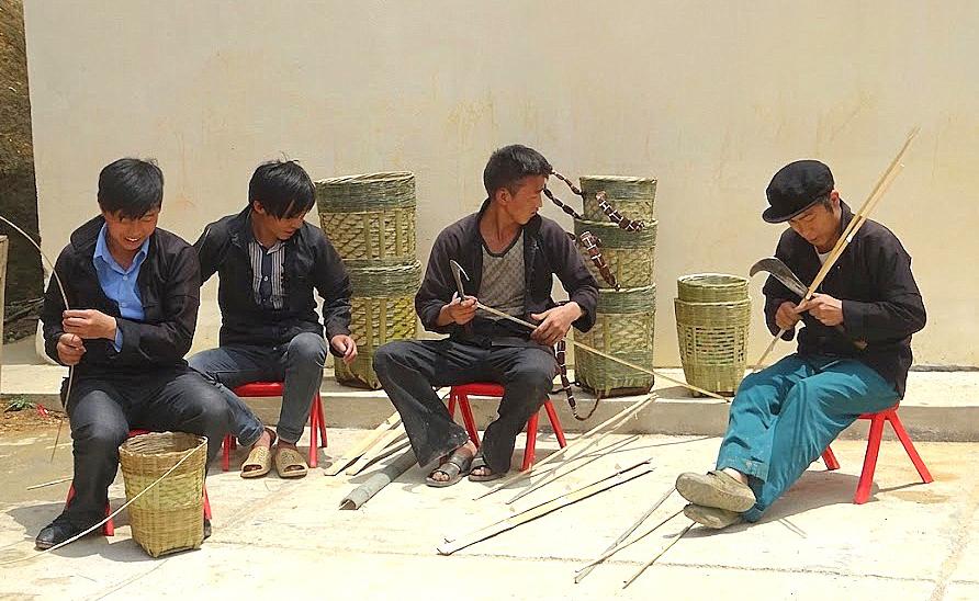 Nghề đan lát truyền thống tạo việc làm và giữ gìn bản sắc văn hóa dân tộc Mông tại thôn Sủng Pờ.