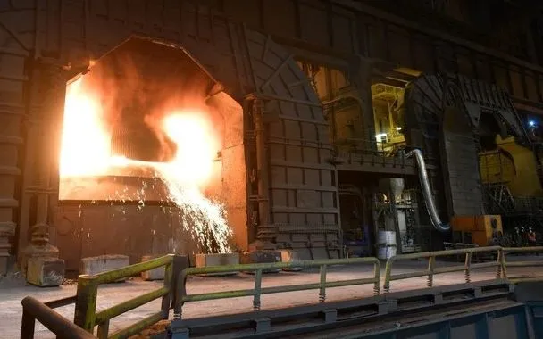 Dây chuyền đúc thép tại một nhà máy thép ở Pháp năm 2018. Ảnh: AFP