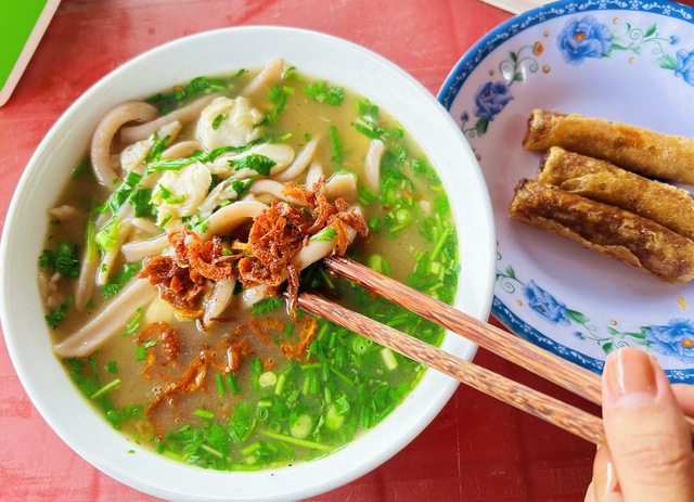 Món cháo tên lạ chỉ bán 3 tiếng mỗi sáng ở Đồng Hới, khách đến muộn…hết phần - Ảnh 1.