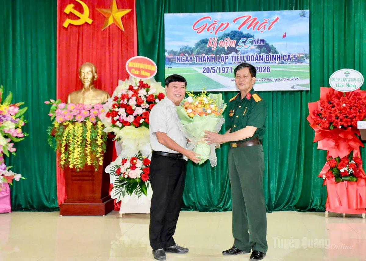 Đồng chí Mai Đức Thông, Ủy viên BCH Đảng bộ tỉnh, Giám đốc Báo và phát thanh, truyền hình Tuyên Quang, Chủ tịch Hội Nhà báo tỉnh thân nhân đồng đội Tiểu đoàn Bình Ca 5 tặng hoa chúc mừng Gặp mặt kỷ niệm 55 năm ngày thành lập Tiểu đoàn Bình Ca 5.