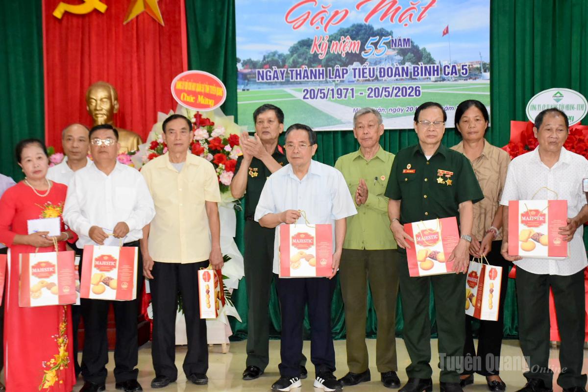 Đại diện Ban liên lạc Tiểu đoàn Bình Ca 5 tặng quà thân nhân các liệt sĩ.