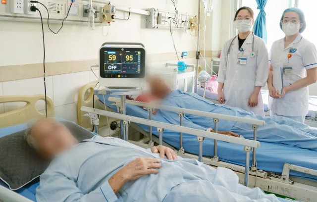 درمان اورژانسی برای دو بیمار سکته مغزی مسن - عکس ۱. Cấp cứu 2 bệnh nhân cao tuổi bị đột quỵ- Ảnh 1.