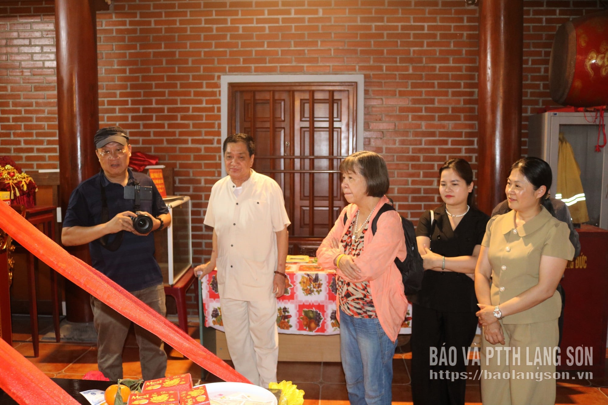 Đại diện Bộ phận Thường trực di tích đền Tả phủ giới thiệu cho các thành viên đoàn về lịch sử của đền
