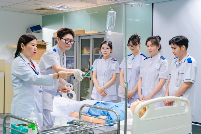 Thiếu hụt điều dưỡng, tìm giải pháp thu hút tuyển sinh - Ảnh 1.
