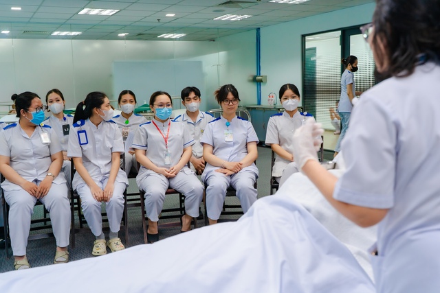 Thiếu hụt điều dưỡng, tìm giải pháp thu hút tuyển sinh - Ảnh 2.