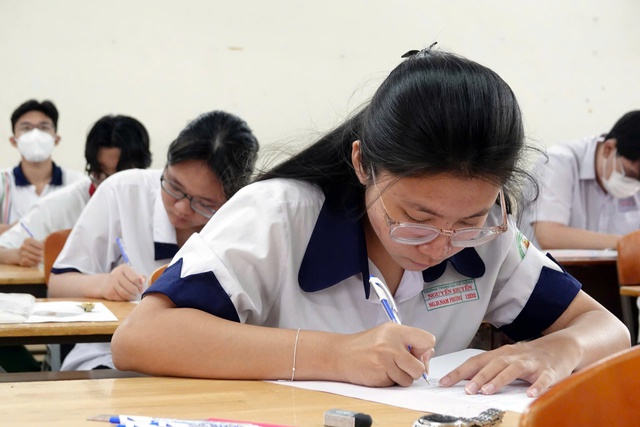 Để hạn chế chấm chặt, chấm lỏng môn văn thi tốt nghiệp - Ảnh 2.