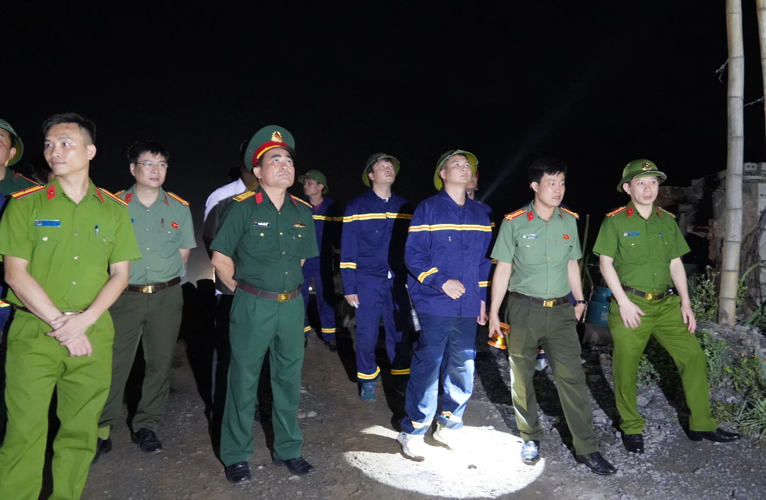 Khẩn trương triển khai cứu nạn vụ sạt lở đá tại xã Cẩm Tú