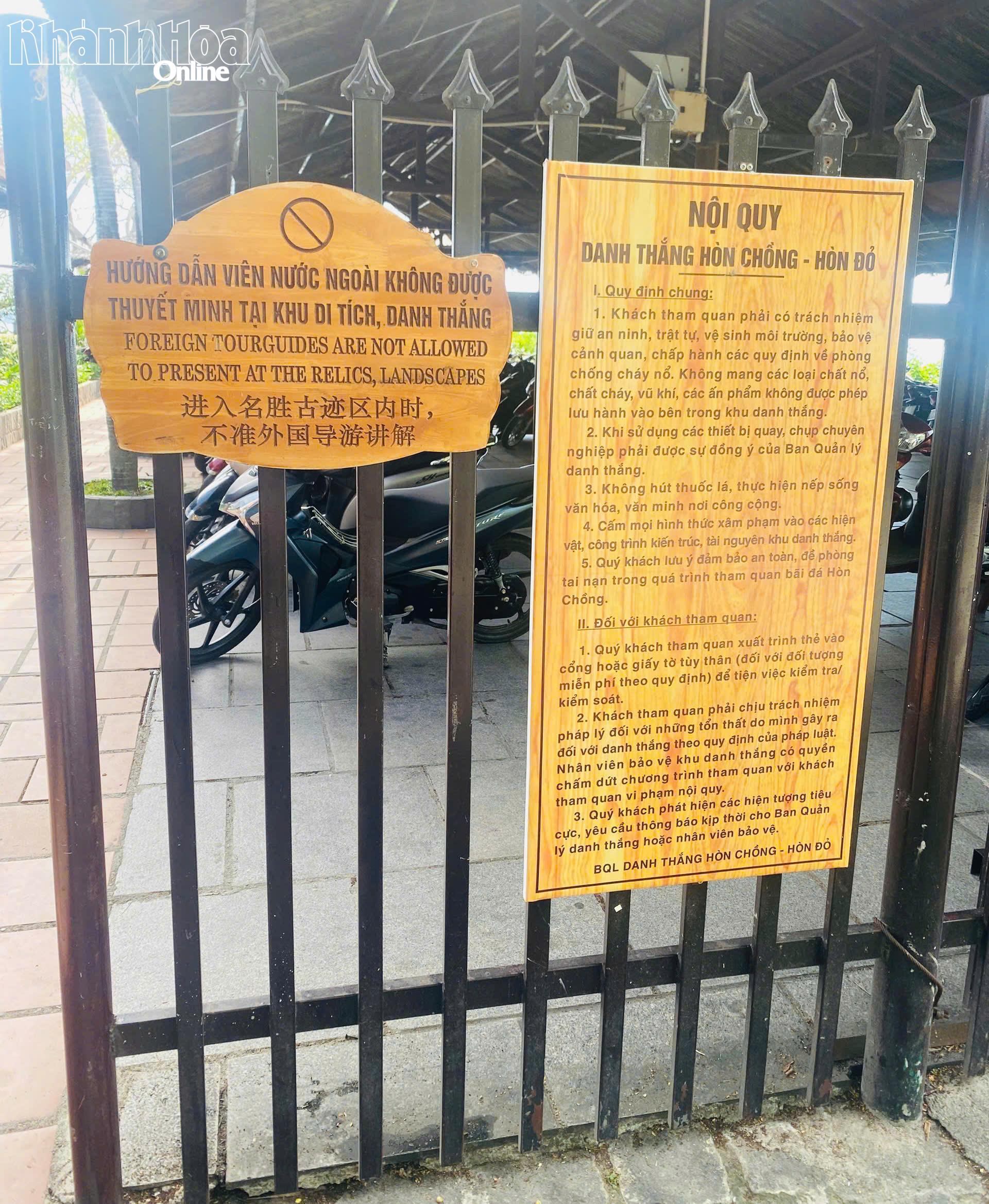 Bij de ingang van de bezienswaardigheid Hon Chong hangt een bord met de mededeling dat buitenlanders geen rondleidingen mogen geven.
