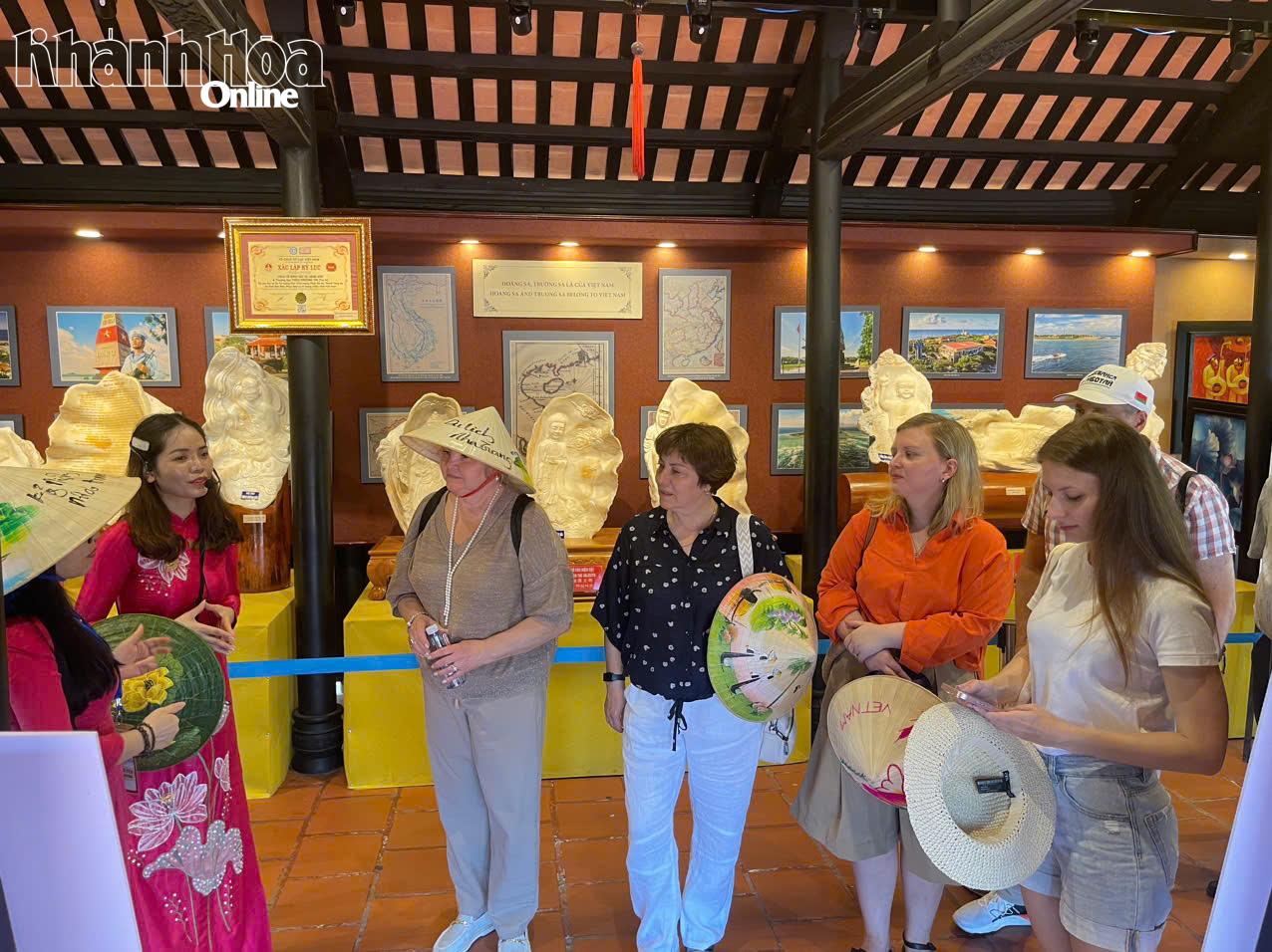 Een gids van het Provinciaal Centrum voor Cultureel Erfgoedbehoud begeleidt bezoekers bij de bezienswaardigheid Hon Chong.