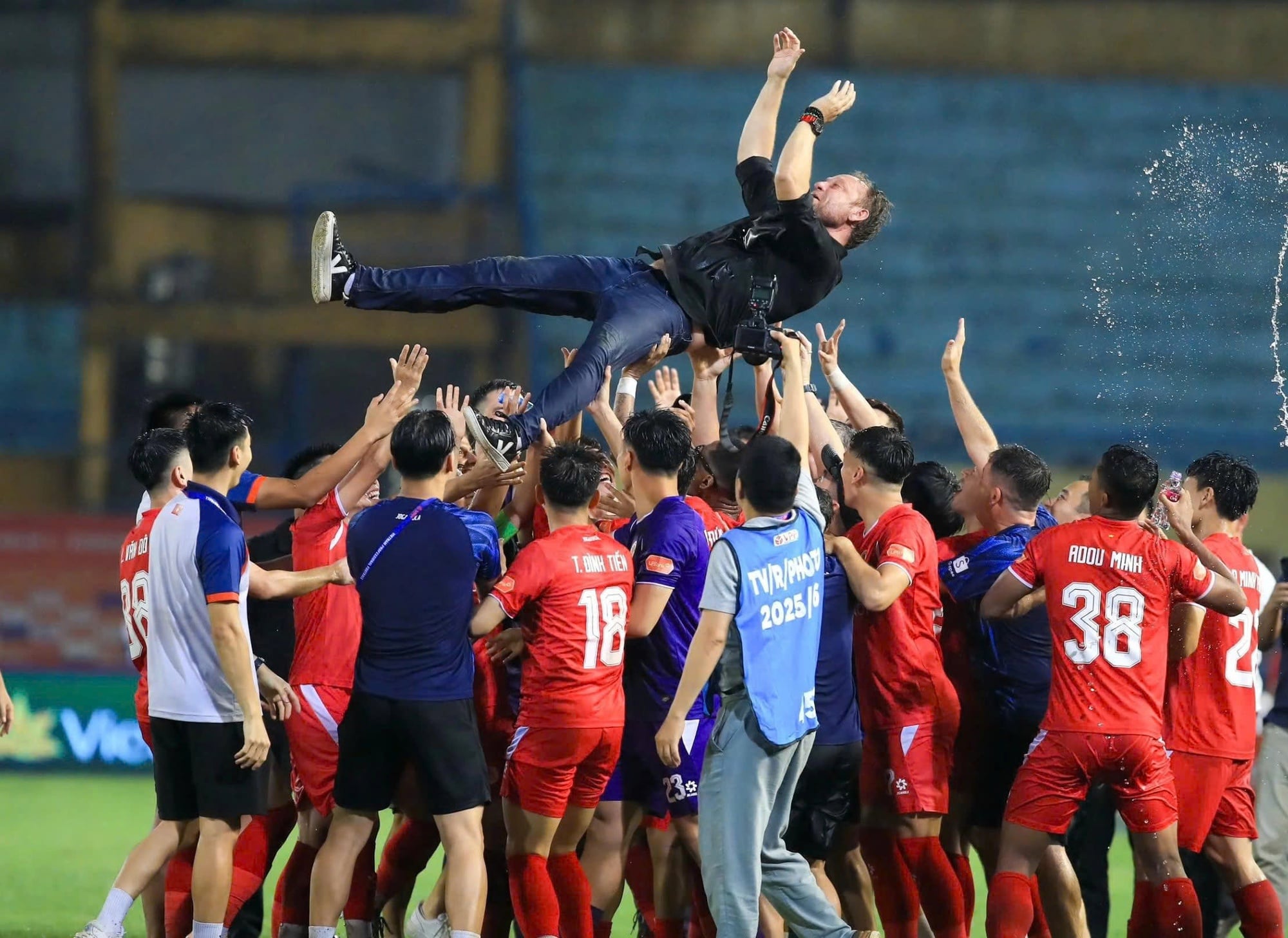 Trainer Polking hilft Kim Sang-sik heimlich - Foto 1. HLV Polking đang âm thầm giúp ông Kim Sang-sik - Ảnh 1.