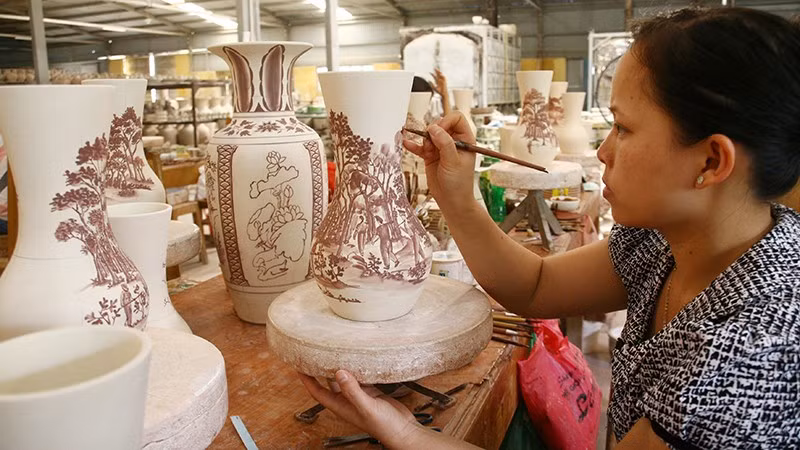 Malowanie dekoracyjne na produktach w Chu Dau Ceramic Joint Stock Company (Hai Phong). Zdjęcie | KHIEU MINH