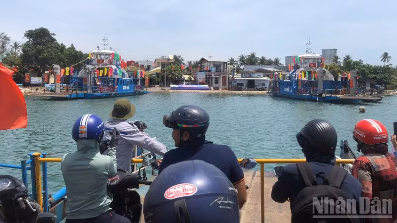 Người dân và phương tiện vẫn phải qua lại xã Tam Hải trên chiếc phà cũ đã xuống cấp dù chính quyền đã đóng mới hai chiếc phà sắt.