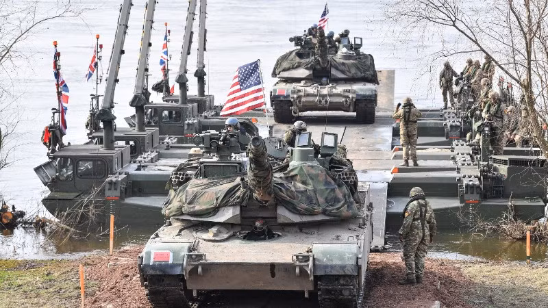 Des soldats américains participent à l'exercice Dragon 24 à Korzeniewo, dans le nord de la Pologne. (Photo : PAP/VNA)