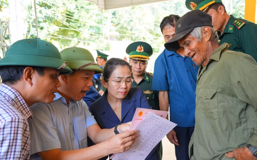 Des représentants du Département des ressources naturelles et de l'environnement de la province de Nghe An ont fait rapport à la délégation provinciale de Nghe An sur le processus de délivrance des certificats de droits d'utilisation des terres et des certificats de propriété pour les biens attachés aux terres aux ménages Dan Lai dans les villages de Bung et Co Phat, commune de Mon Son.