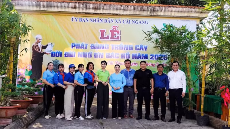 Des représentants de différentes unités et localités ont participé au programme de plantation d'arbres pour commémorer à jamais le président Hô Chi Minh.