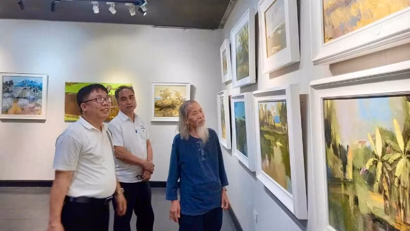 Họa sĩ Lương Xuân Đoàn, Chủ tịch Hội Mỹ thuật Việt Nam tại không gian triển lãm "Sắc quê 11".
