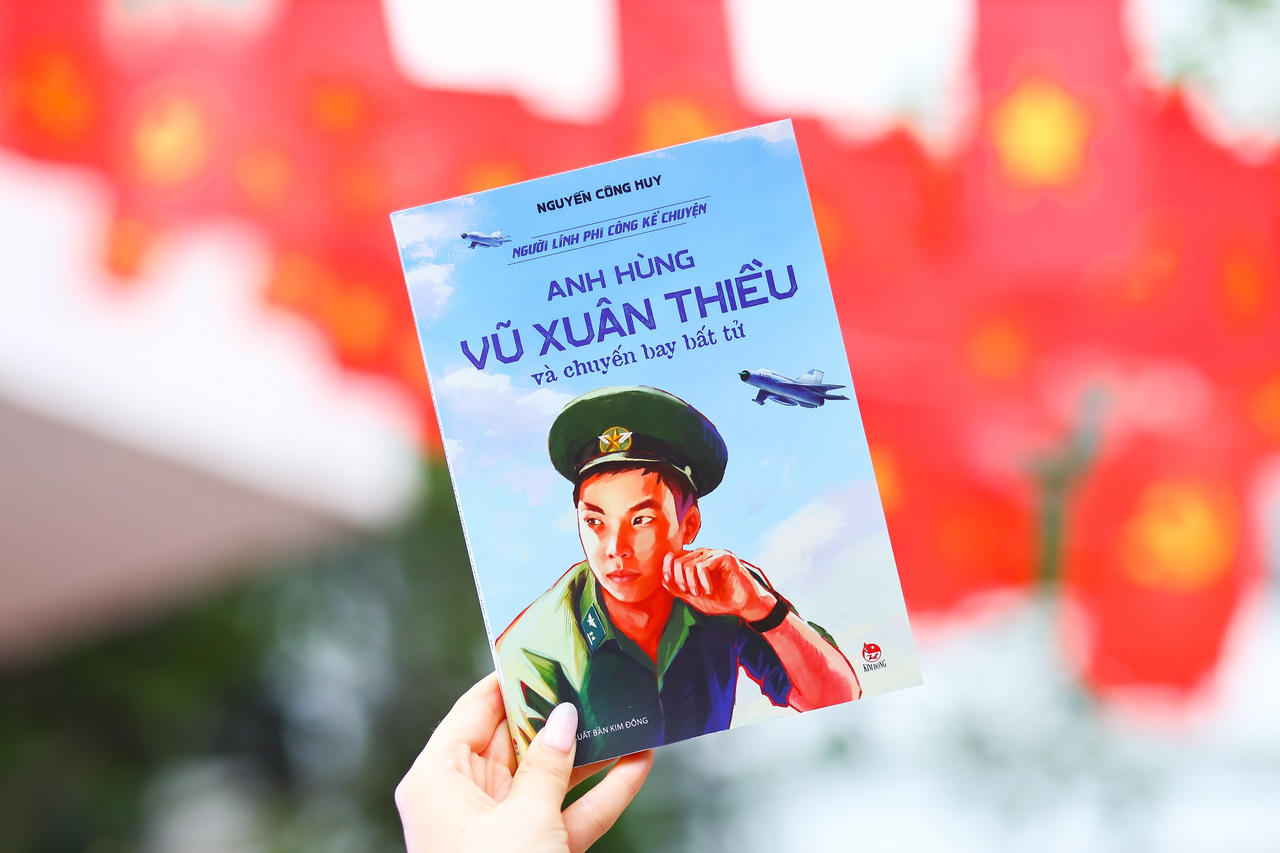 សៀវភៅនេះពិពណ៌នាអំពីវីរជនពលីជីវិត វូ សួន ធៀវ - អ្នកបើកយន្តហោះដែលត្រូវបានផ្សារភ្ជាប់ជាមួយនឹងស្នាដៃបាញ់ទម្លាក់យន្តហោះ B-52 ក្នុងអំឡុងពេលយុទ្ធនាការផ្លូវអាកាសហាណូយ - ឌៀន បៀន ភូ ក្នុងឆ្នាំ 1972 (រូបថតដោយ KĐ)។