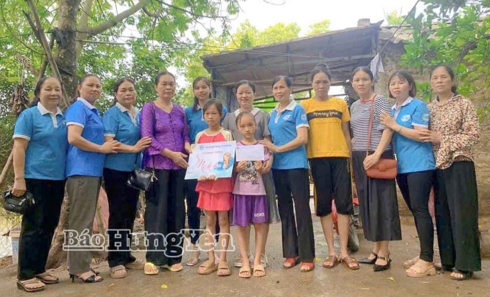 Cháu Đào Thị Diễm (xã Chí Minh) được nhận tiền hỗ trợ từ chương trình “Mẹ đỡ đầu”.