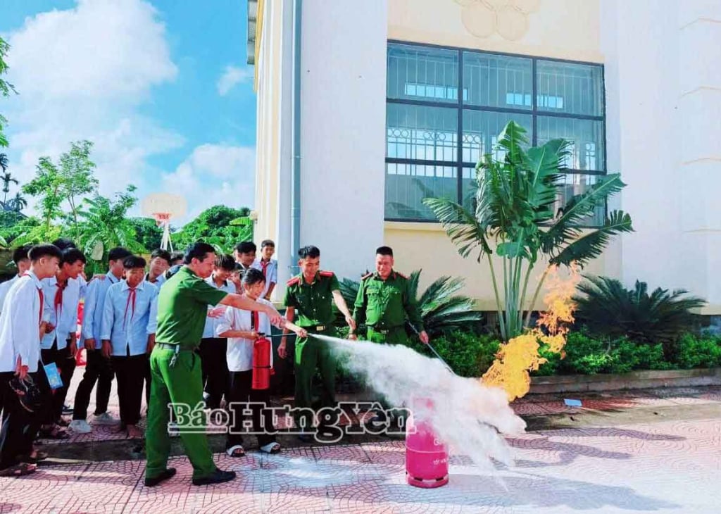 Pihak polis di komune Tien Tien telah mengajar pelajar-pelajar dari Sekolah Rendah dan Menengah Nhat Quang tentang kemahiran menggunakan peralatan memadam kebakaran.