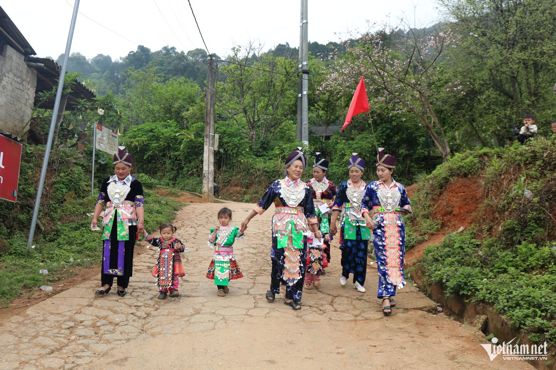 W-Trọn niềm tin theo Đảng, cuộc sống mới đang đến với đồng bào các DTTS miền Tây Nghệ An.jpg