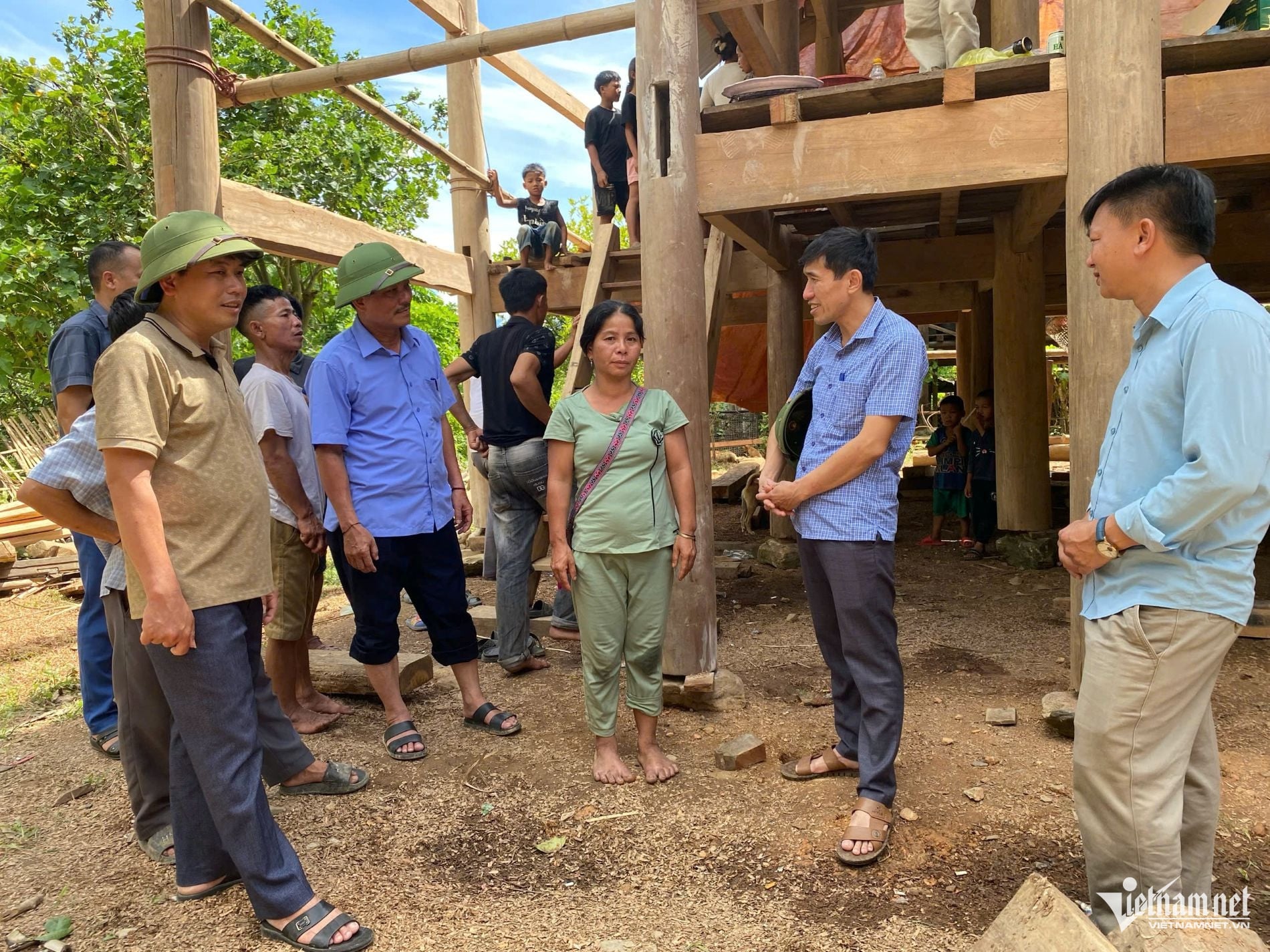 W-Lãnh đạo xã Lượng Minh trao đổi với hộ bà Moong Thị May ở bản Cà Moong trước khi thực hiện hỗ trợ sửa chữa, xây dựng lại nhà ở.jpg
