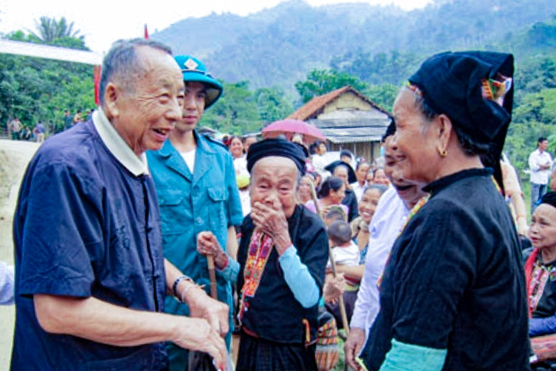 Con trai anh hùng Vừ Chông Pao: 'Cha luôn hết lòng vì bà con'