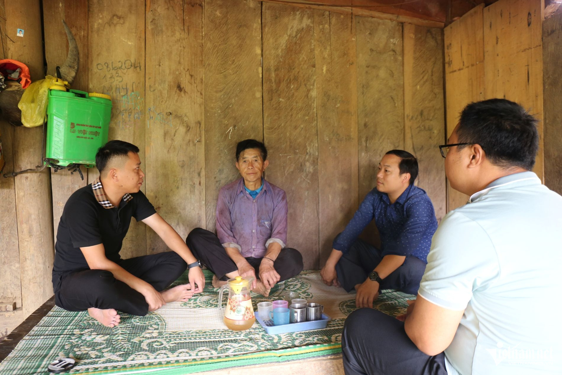W-Đảng viên Xồng Cha Xia (thứ 2, từ trái sang) ở bản Phá Mựt, xã Nhôn Mai đã động viên, giác ngộ, bồi đắp lý tưởng để 5 người con trai của ông nối tiếp nhau đứng trong hàng ngũ của Đảng - Ảnh: Thanh Hải.jpg
