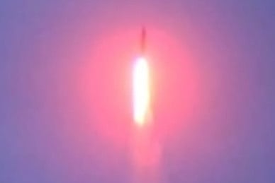 Raketa Sineva s rychlostí 24 Machů a doletem 11 500 km se „střetne“ s raketou Trident II D5 s rychlostí 24 Machů a doletem 11 000 km a otřásá oceánem.
