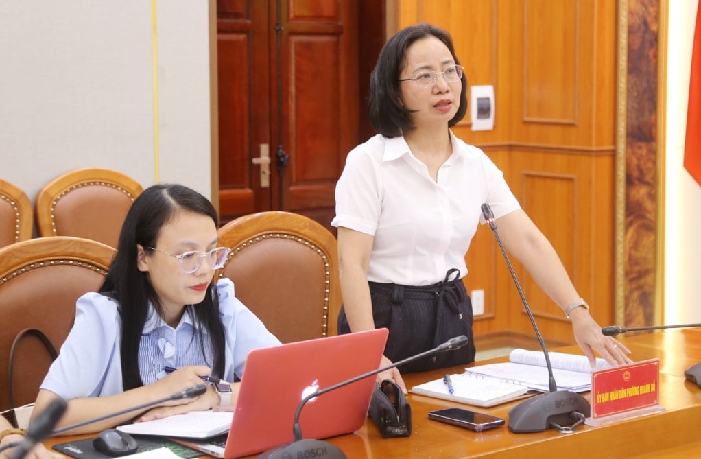 ผู้นำวอร์ด Hoành Bồ รายงานตัวที่ภาคการทำงาน ภาพถ่าย: “Nguyễn Thanh”