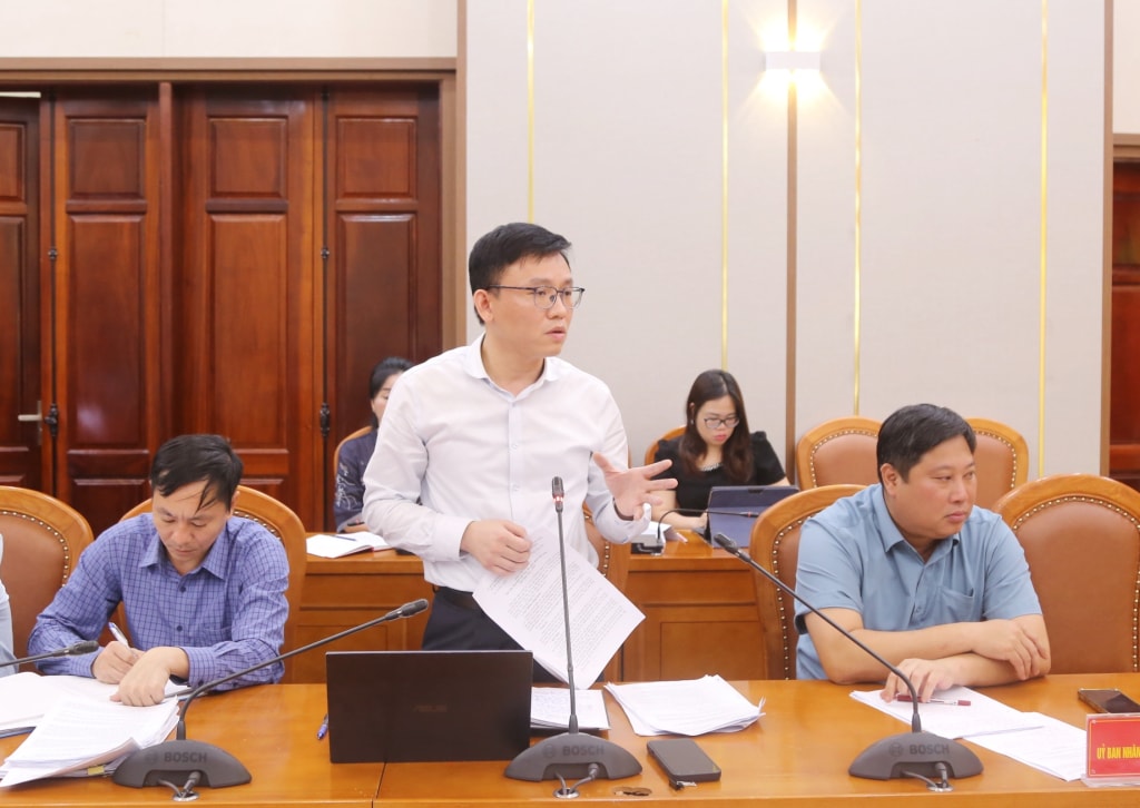 ผู้นำชุมชนกวางลา รายงานตัวในการประชุม ภาพถ่าย: เหงียน ทันห์