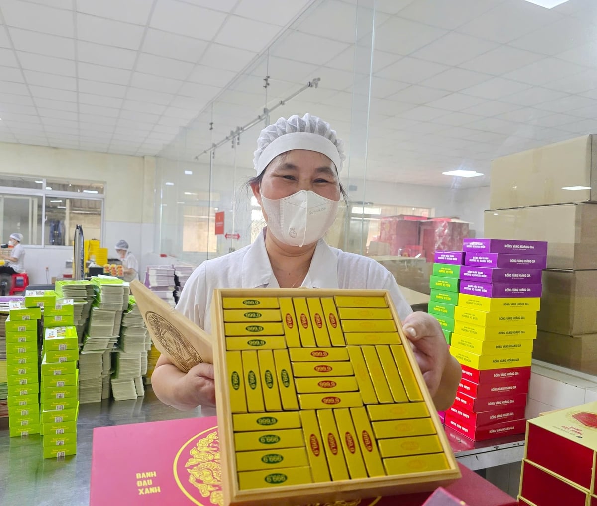 Ông Đào Quang Chuyện đã giải bài toán này bằng cách đưa chất liệu tre vào bao bì thay vì những hộp giấy hay nhựa thông thường. Ảnh: Đinh Mười.